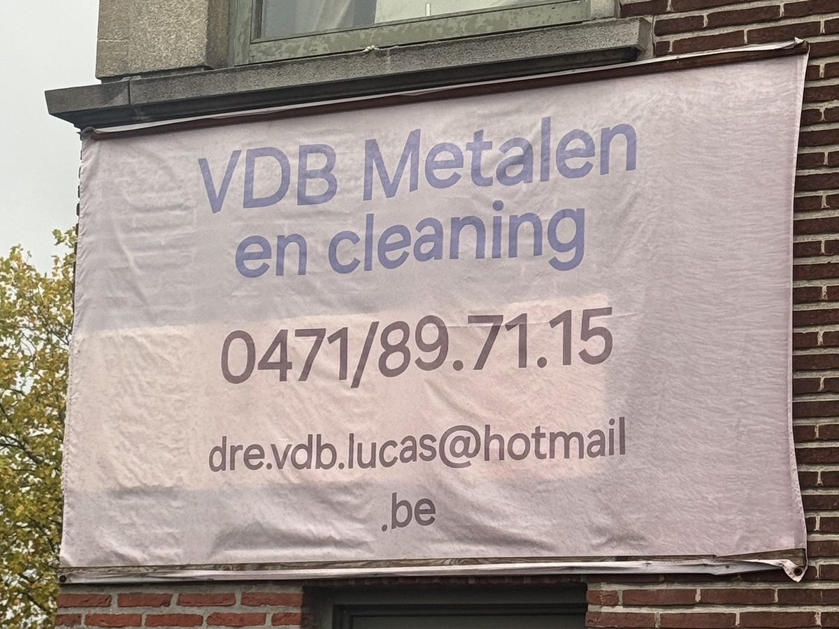 Het doek van VDB Metalen en cleaning aan de gevel, met het gsm-nummer 0471/89.71.15 en het mailadres